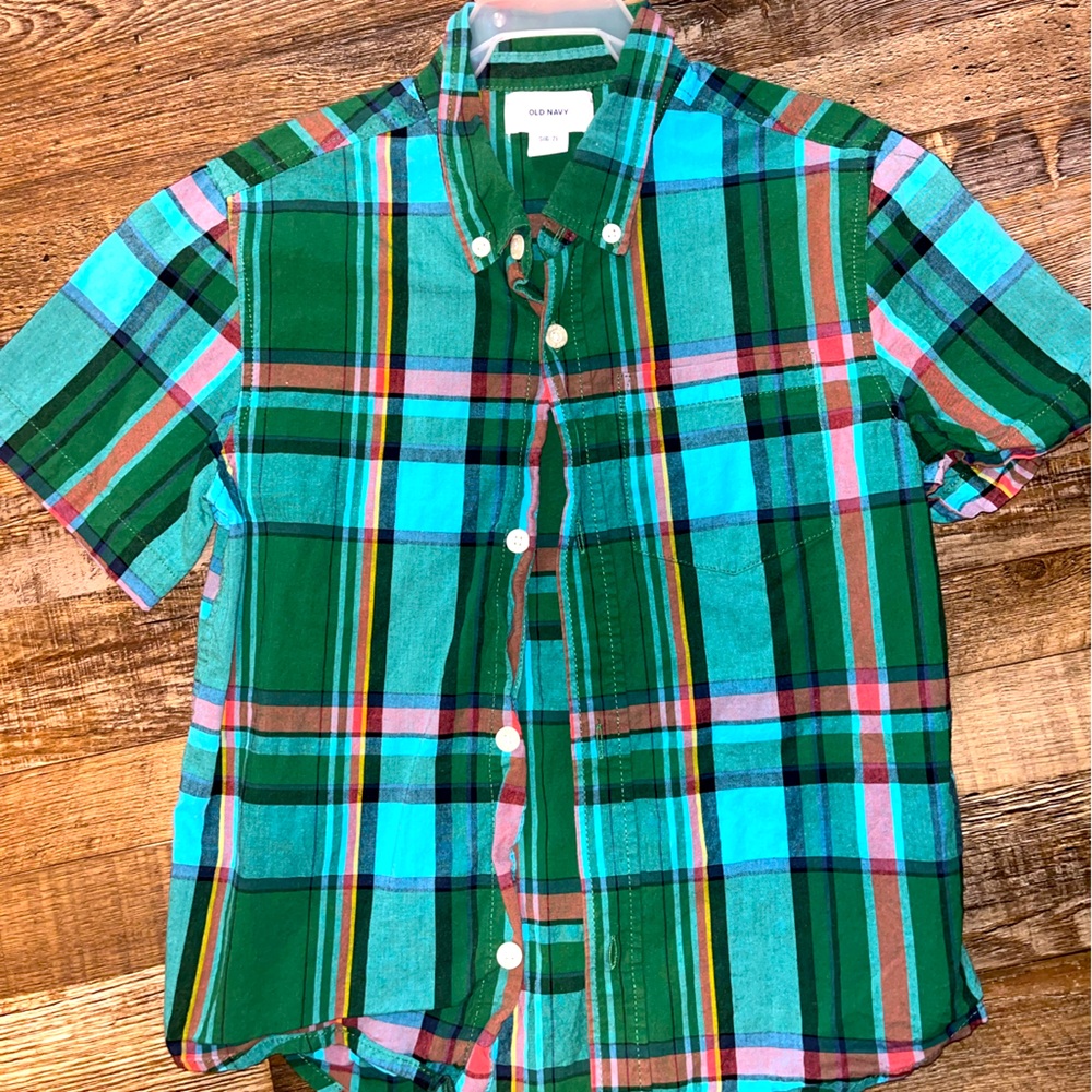Boys Old Navy plaid short sleeve shirt. Size small 6/7.